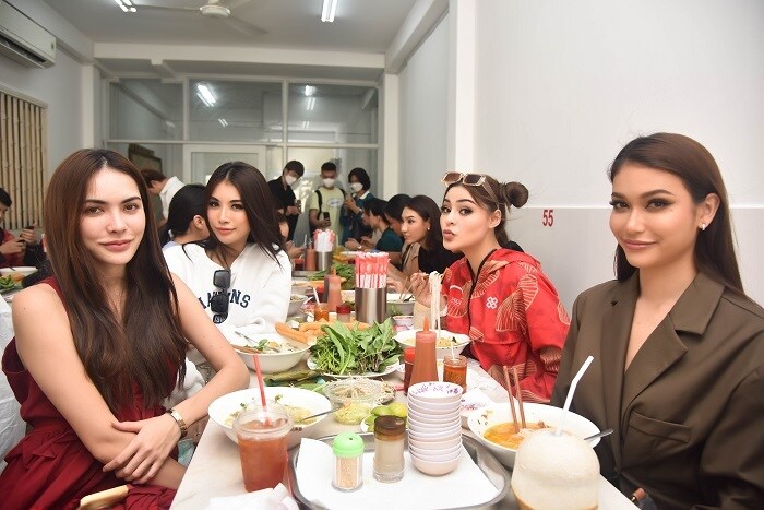 Top 10 Hoa hậu Hoà bình Thái Lan, gồm hoa hậu và các á hậu đến TPHCM vào đầu tháng 6. Tại đây, họ thưởng thức phở bò, và khen ngợi món ăn này rất ngon, độc đáo.