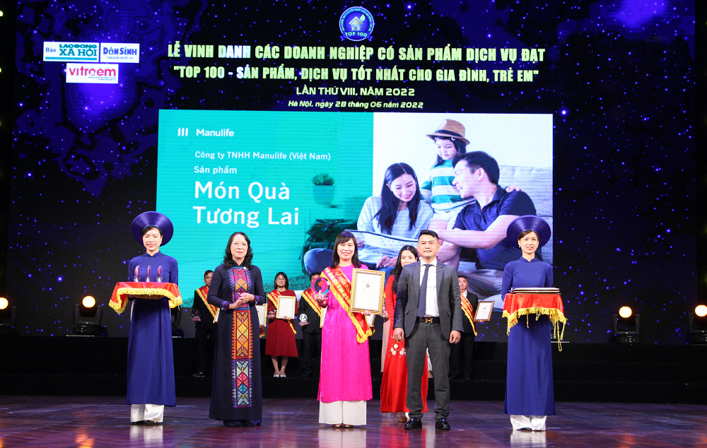 Bà Trịnh Bích Ngọc, Giám đốc khối Chất lượng phân phối và phát triển kênh Omni của Manulife Việt Nam thay mặt công ty nhận giải thưởng - Ảnh: Manulife Việt Nam
