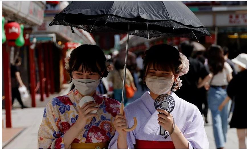 Tokyo hiện đang phải chống chọi với đợt nắng nóng gay gắt nhất trong tháng 6 kể từ khi các kỷ lục bắt đầu vào năm 1875.