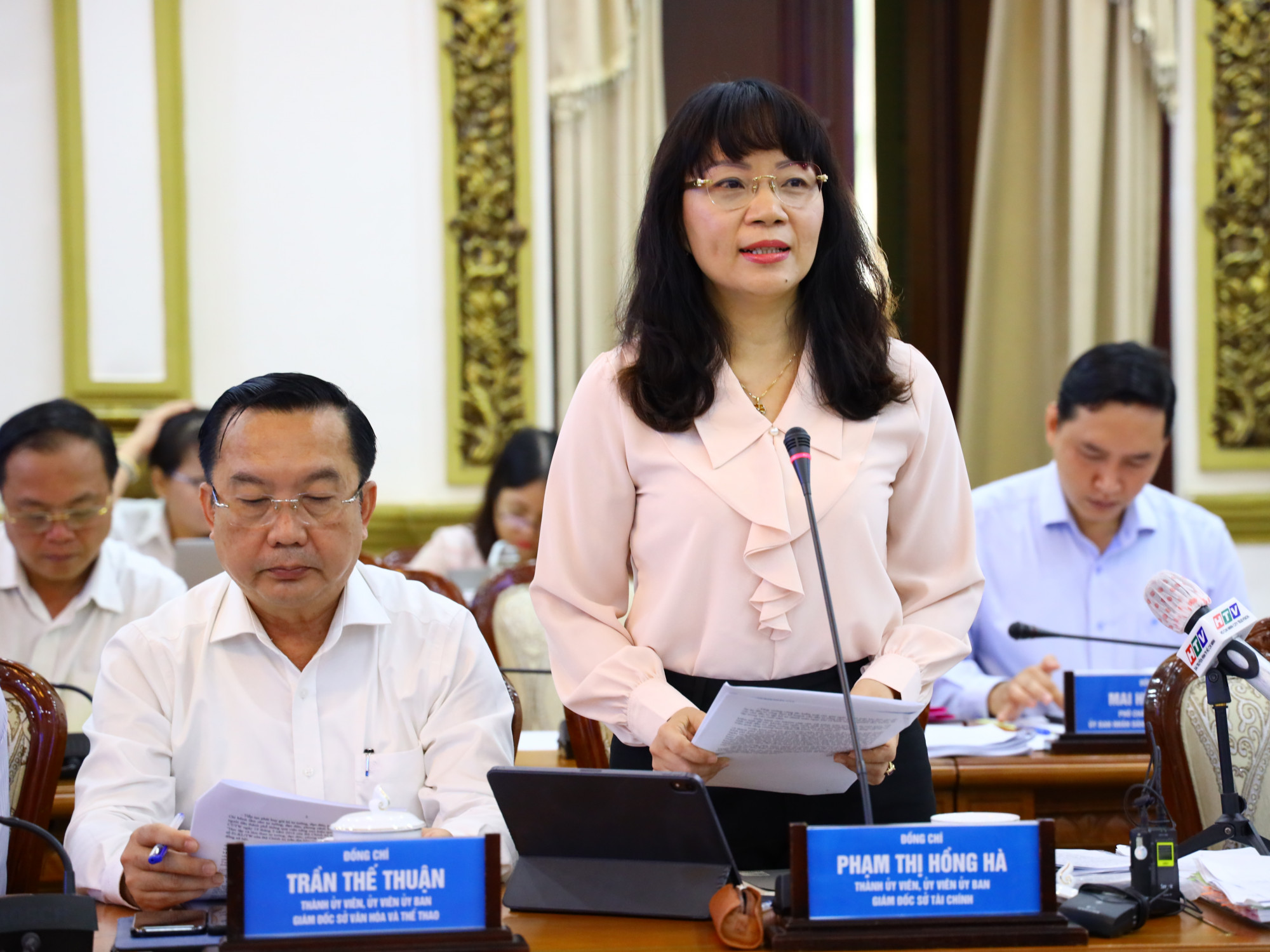 Bà Phạm Thị Hồng Hà - Giám đốc Sở Tài chính TPHCM thông tin, trong 6 tháng đầu năm, Sở nhận nhiều phản ánh của các quận về thiếu nguồn vốn sửa chữa đường hẻm, không chủ động sử dụng kết dư ngân sách để làm các dự án trong nghị quyết Đảng bộ quận đầu nhiệm kỳ.