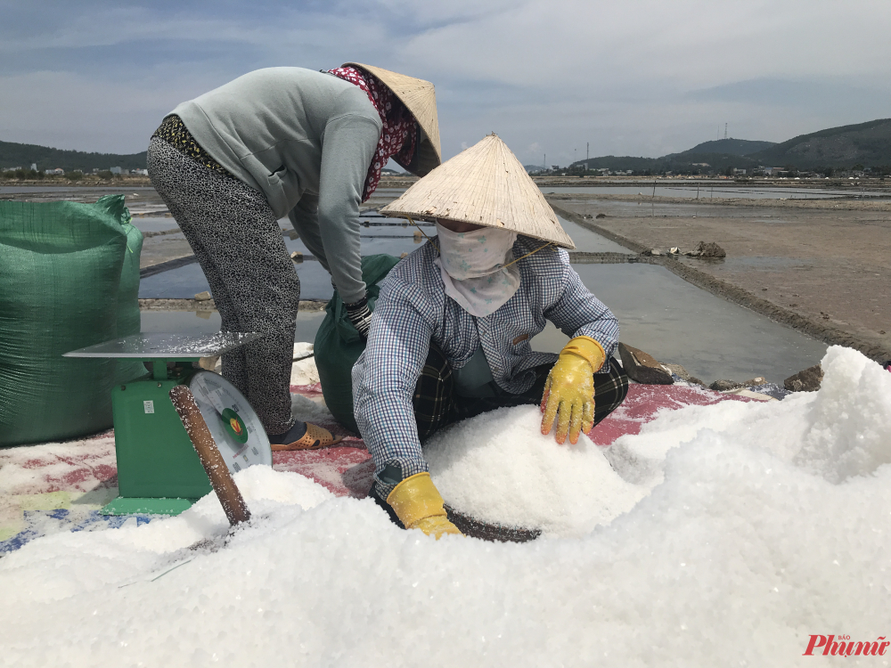 Ông Phùng Đình Hoa (61 tuổi)Chỉ cần giá muối xuống mức 30.000 đồng/1 bao 50kg thì người dân lao đao 