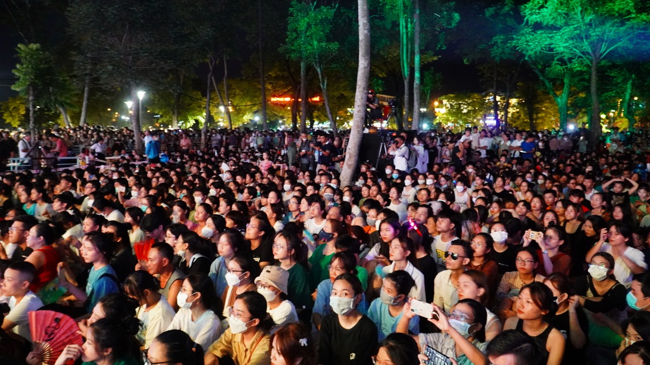 Hàng vạn du khách và người dân xứ Huế cùng tham gia Đêm gala giã bạn “Chào Huế!' khép lại tuần lễ trọng điểm Festival Huế 2022-