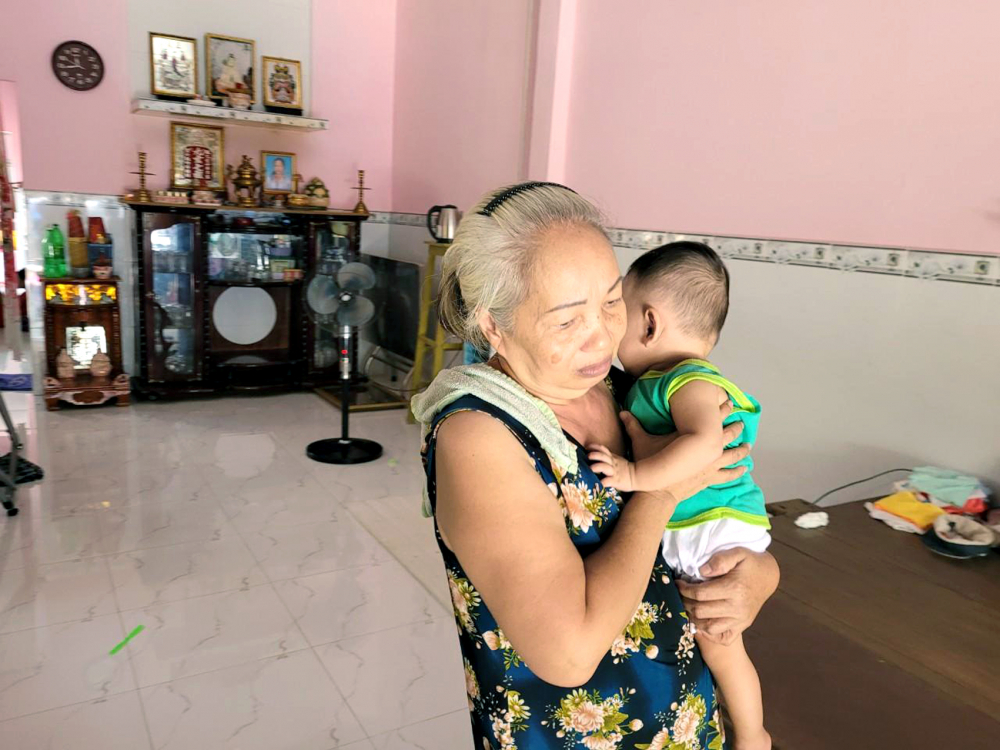 Bà Nguyễn Thị Lệ ngày nào cũng khóc khi nghĩ đến tương lai của đứa cháu nhỏ mồ côi mẹ