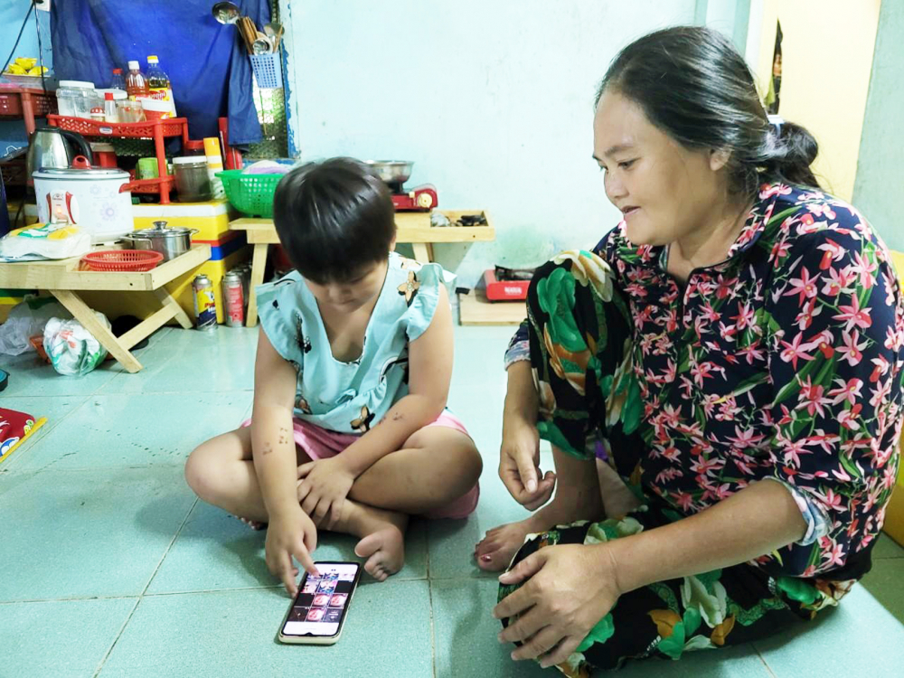 Cháu Huỳnh Hồng H. lúc nào cũng ôm chiếc điện thoại có hình ảnh của người mẹ trên tay
