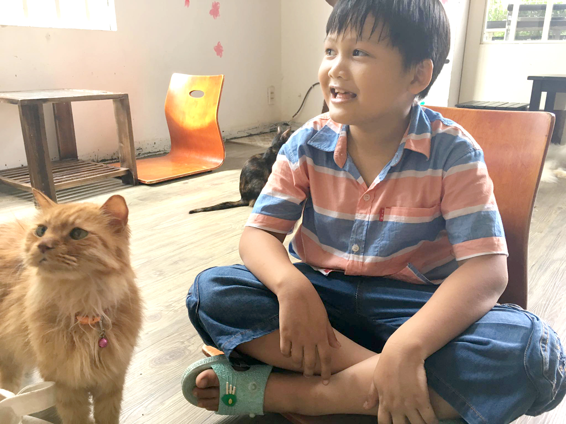 Cậu bé Cà Chua - con tác giả - được đi cà phê mèo ở Q.Bình Thạnh
