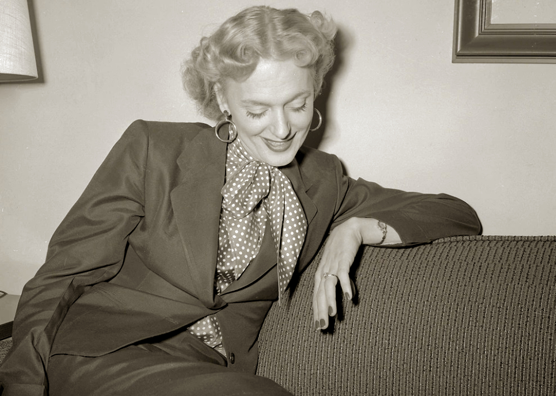 Christine Jorgensen đeo nhẫn đính hôn bằng kim cương tại khách sạn Sahara ở Las Vegas sau khi trở thành người Mỹ đầu tiên trải qua cuộc phẫu thuật  xác nhận giới tính năm 1952 - ẢNH: GETTY IMAGES