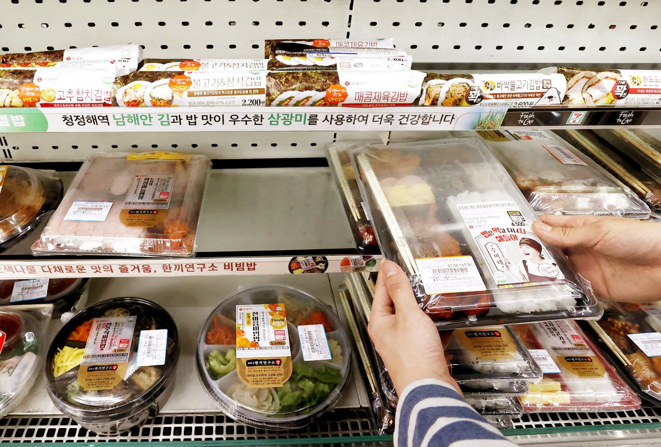 Sản phẩm hộp cơm trưa ăn liền bán ở cửa hàng 7-Eleven ở Jung-gu, Seoul (Hàn Quốc) được nhiều nhân viên văn phòng lựa chọn nhằm tiết kiệm chi phí trong những ngày “bão giá” - ẢNH: YONHAP