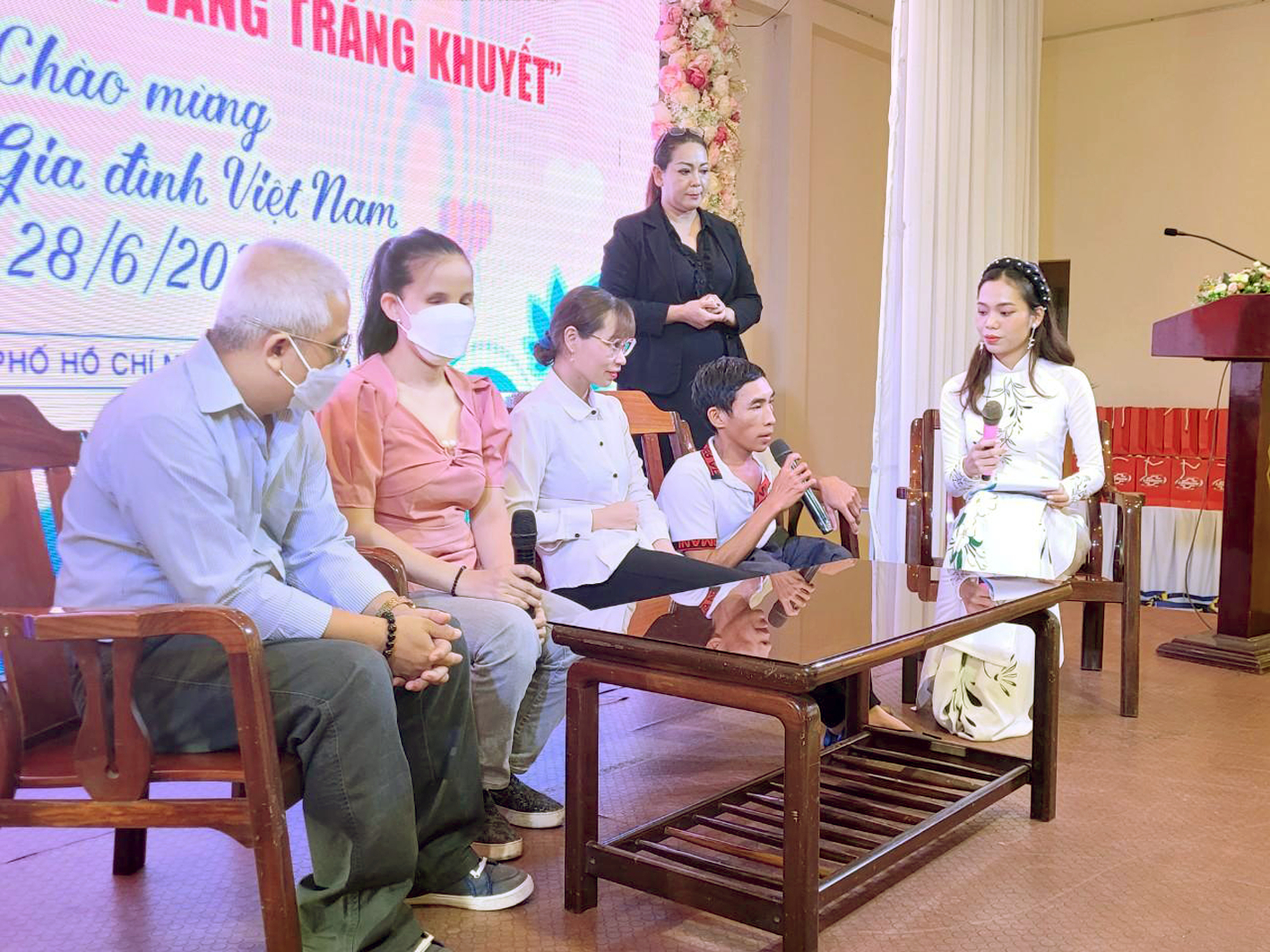 Anh Nguyễn Văn Út và chị Phạm Thị Thủy (thứ hai và thứ ba từ bên phải) giao lưu tại chương trình