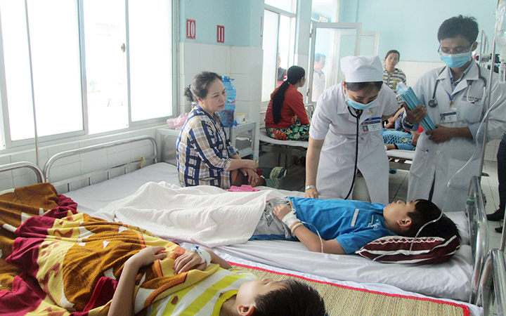 Các bệnh nhân sốt xuất huyết đang được điều trị tại Bệnh viện Sản nhi An Giang