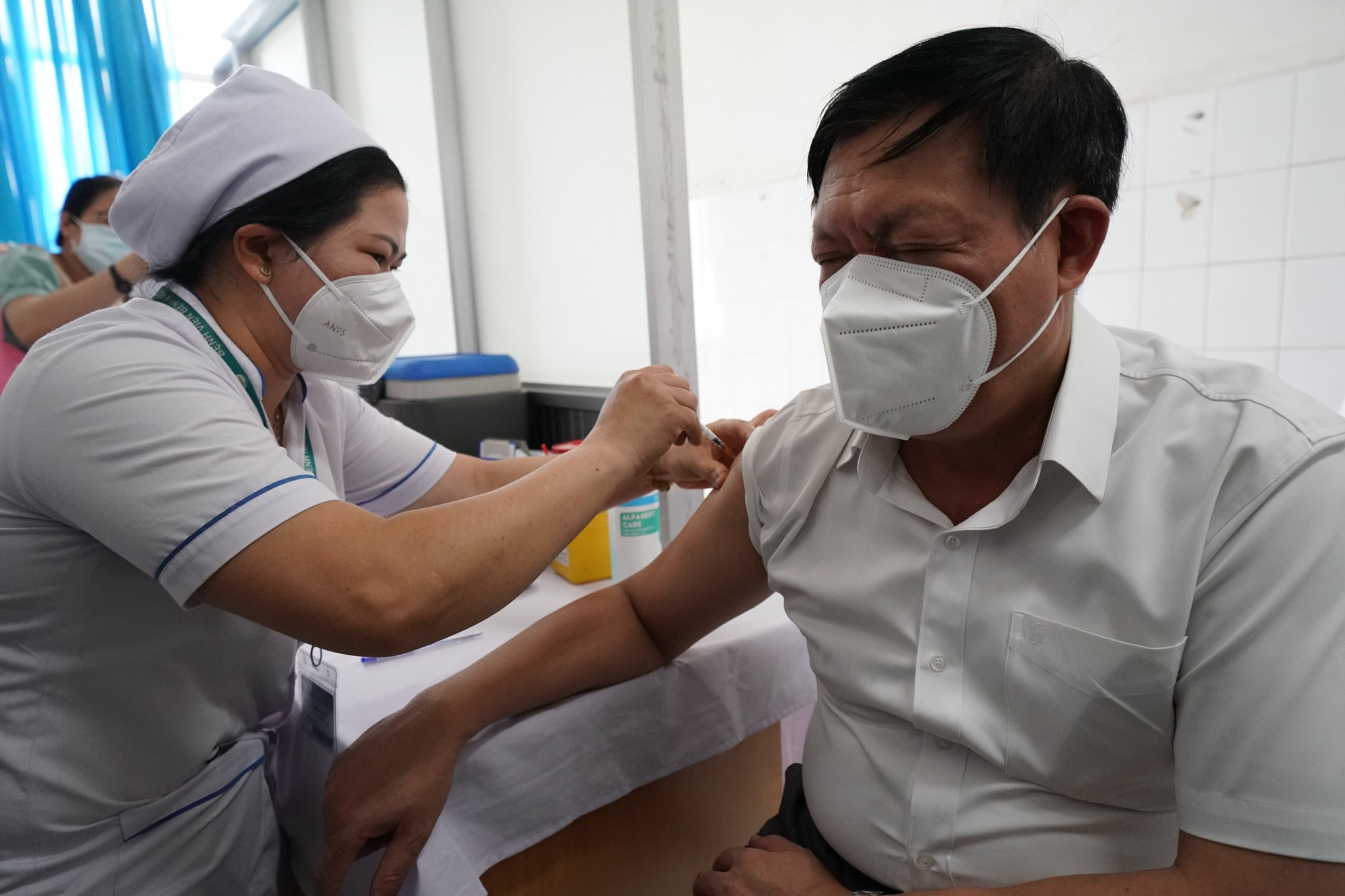 Thứ trưởng Bộ Y tế Đỗ Xuân Tuyên cũng tiêm vắc xin mũi 4 tại TPHCM