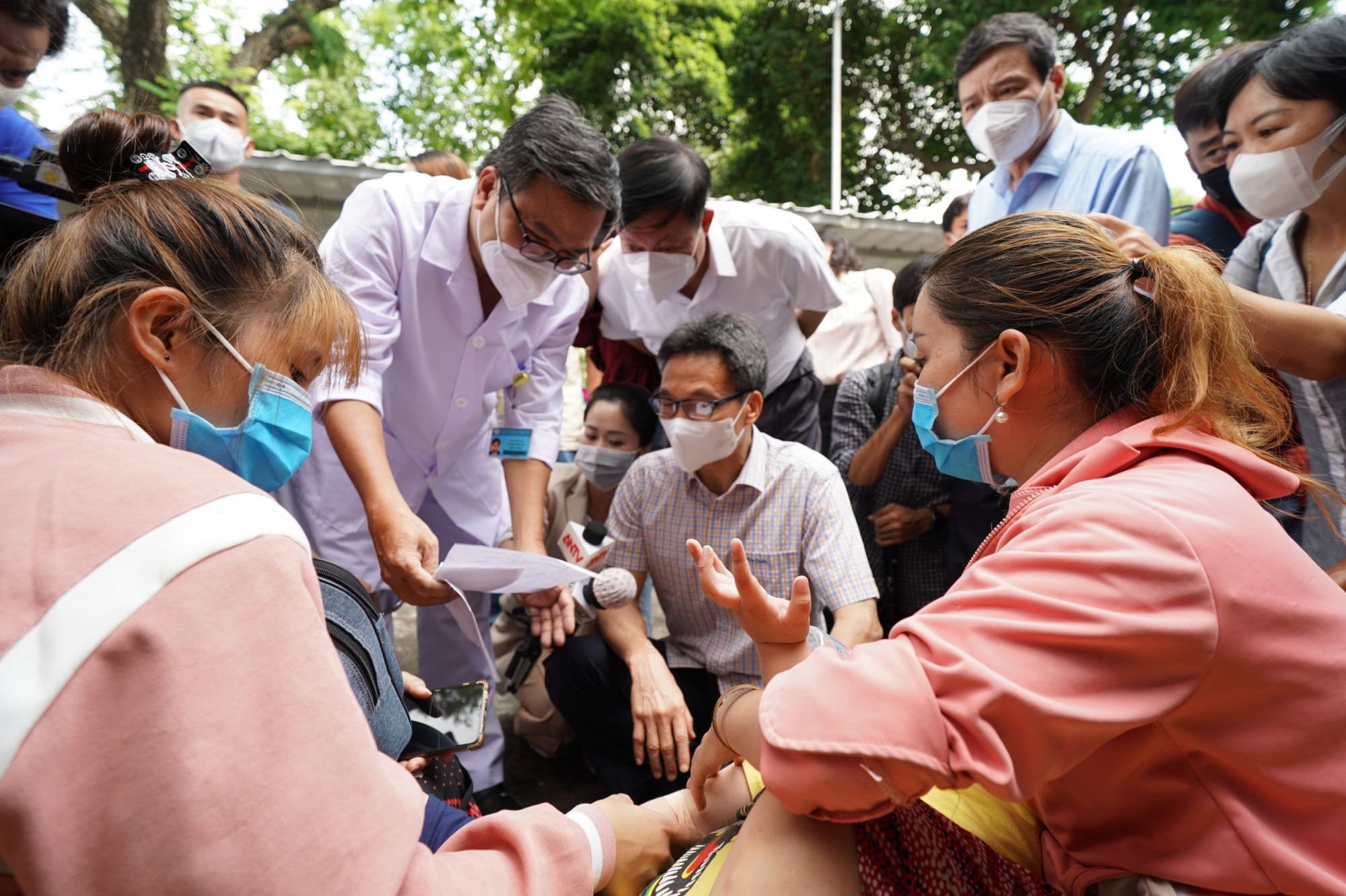 Đoàn công tác đến Bệnh viện Bệnh Nhiệt đới khảo sát, iểm tra côn tác phòng chống dịch