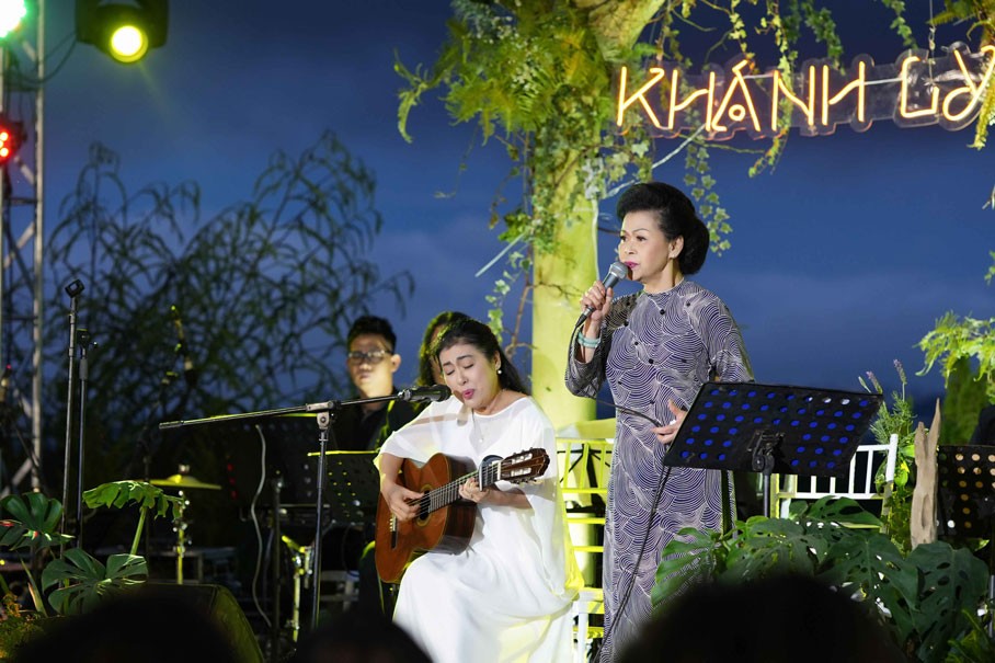 Ca sĩ Khánh Ly bị dư luận phản ứng khi hát Gia tài của mẹ trong show 