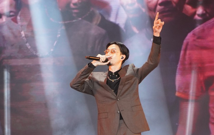 Rapper Đen Vâu kết hợp với các cộng sự thể hiện hai ca khúc Mang tiền về cho mẹ và Đi về nhà. Nhiều khán giả hưởng ứng, hoà giọng cùng anh. 