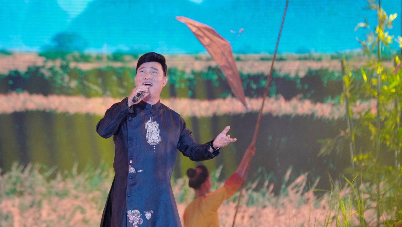 Ca sĩ Quang Linh mang đến những giai điệu ngọt ngào, sâu lắng trong tiết mục Lời ru. 