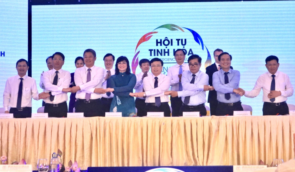 TPHCM, Hà Nội và các tỉnh vùng Bắc Trung Bộ ký kết hợp tác phát triển du lịch.
