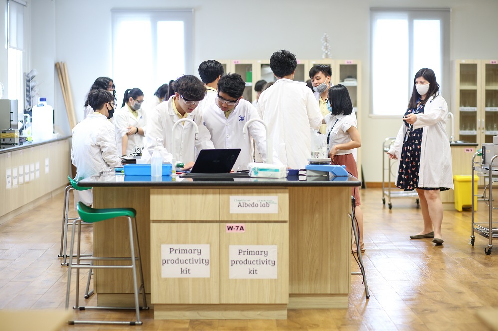 Học sinh trường ASIVN đang thực hành tại phòng thí nghiệm đạt tiêu chuẩn quốc tế  - Ảnh: AISVN