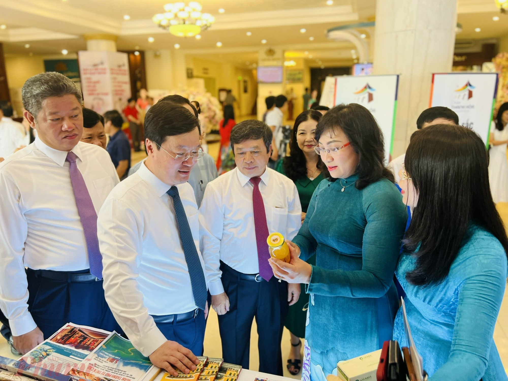 Bà Phan Thị Thắng - Phó Chủ tịch UBND TPHCM tại quầy trưng bày thông tin du lịch TPHCM tại Nghệ An chiều 1/7. - Ảnh: Quốc Thái