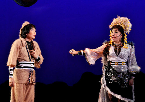 NSND Minh Vương và NSND Lệ Thuỷ trong vở Máu nhuộm sân chùa thuộc chương trình Sân khấu Vàng
