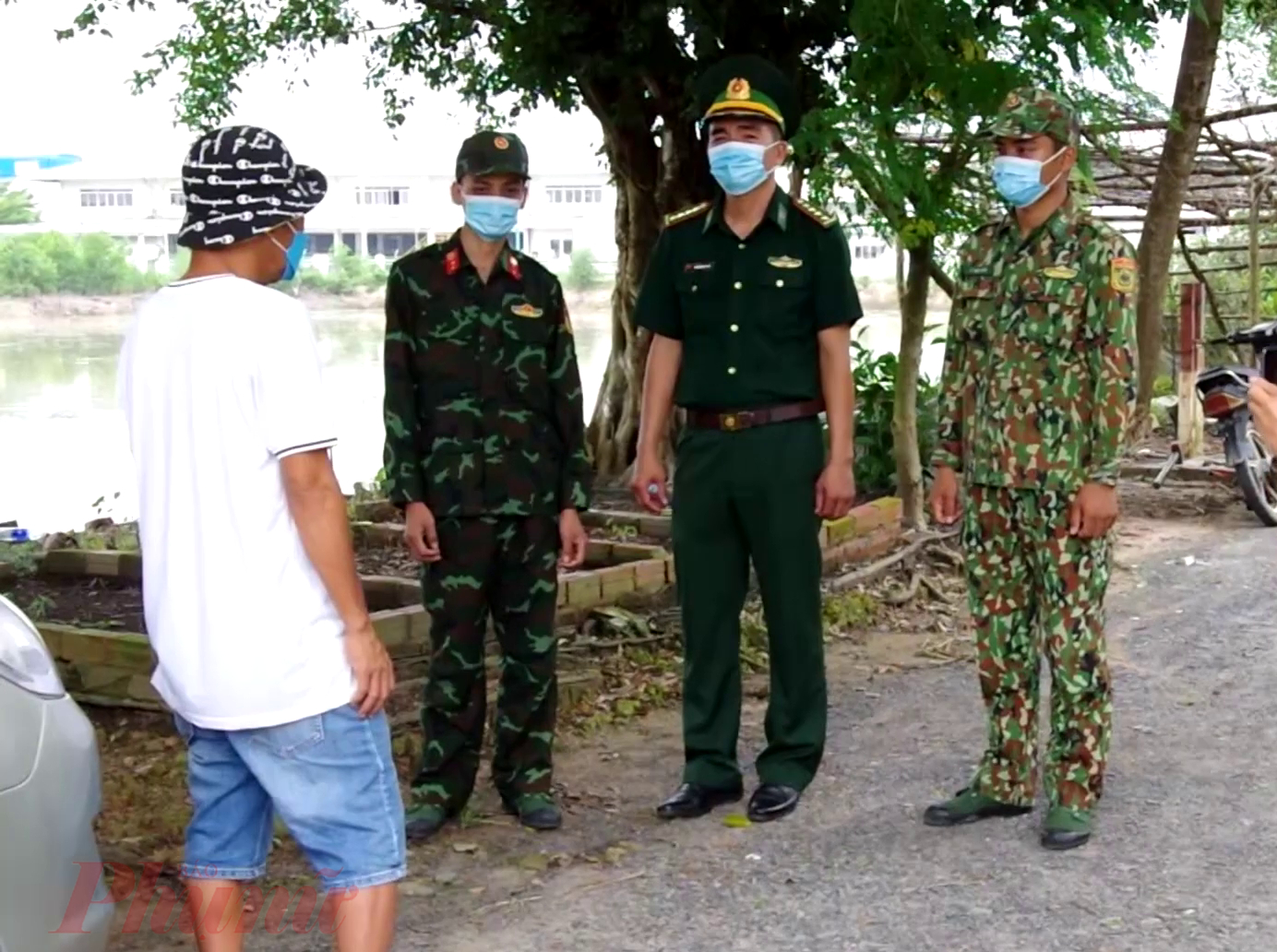Lực lượng biên phòng tỉnh Tây Ninh kiểm tra các trường hợp xuất cảnh sang Campuchia.