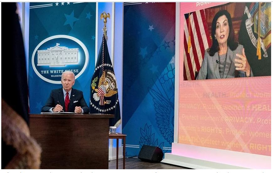 Tổng thống Joe Biden lắng nghe khi Thống đốc New York Kathy Hochul phát biểu trong cuộc họp ảo với các thống đốc đảng Dân chủ về vấn đề quyền phá thai. 