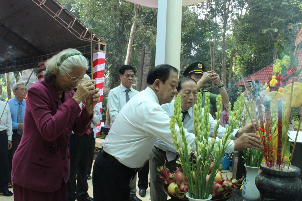 Các đại biểu thắp hương tưởng niệm tại công trình trùng tu, tôn tạo Khu di tích các cơ quan Đảng ủy Khối Dân - Chính - Đảng Trung ương Cục miền Nam.