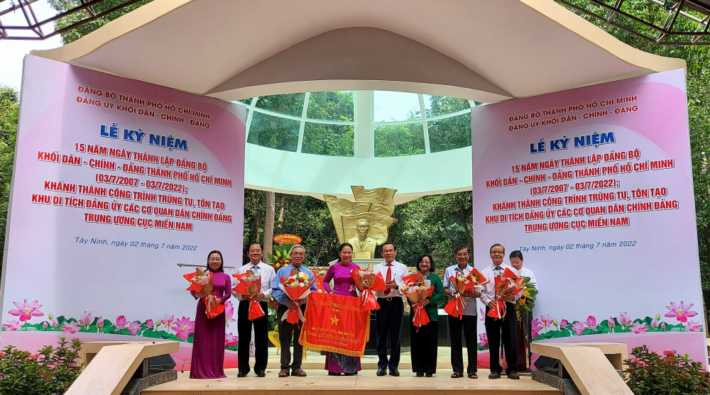 Ủy ban Nhân dân Thành phố Hồ Chí Minh trao tặng cờ truyền thống