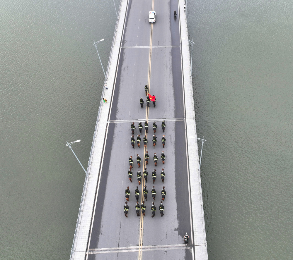 Đội kỵ binh diễn tập đi qua cầu Phú Xuân bắt qua sông Hương
