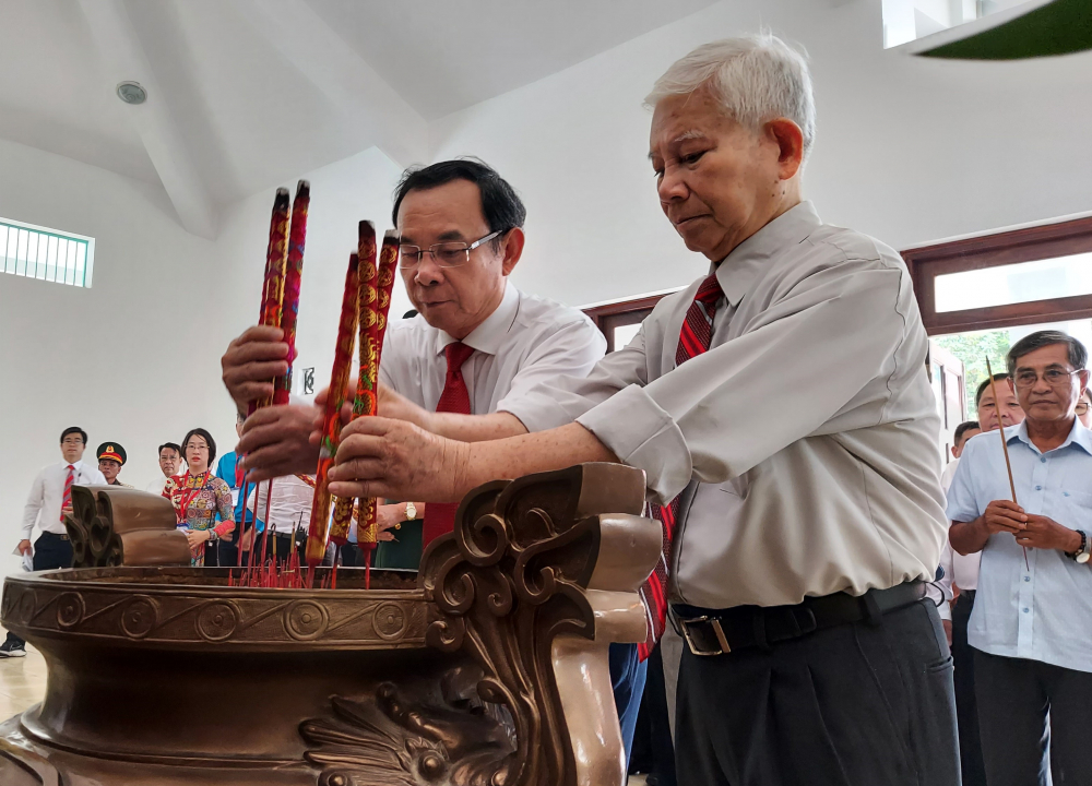 Nguyên Chủ tịch nước Nguyễn Minh Triết và Bí thư Thành ủy TPHCM Nguyễn Văn Nên dẫn đầu đoàn dâng hương tưởng niệm anh linh các anh hùng liệt sĩ.