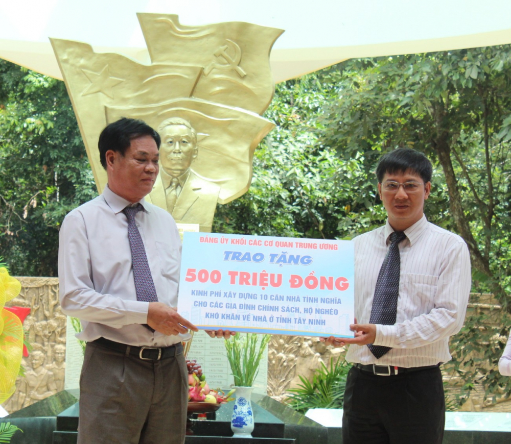 Dịp này, Đảng ủy Khối các cơ quan trung ương cũng trao tặng 500 triệu đồng nhằm xây dựng nhà tình nghĩa cho các gia đình chính sách, hộ nghèo khó khăn về nhà ở của tỉnh Tây Ninh.