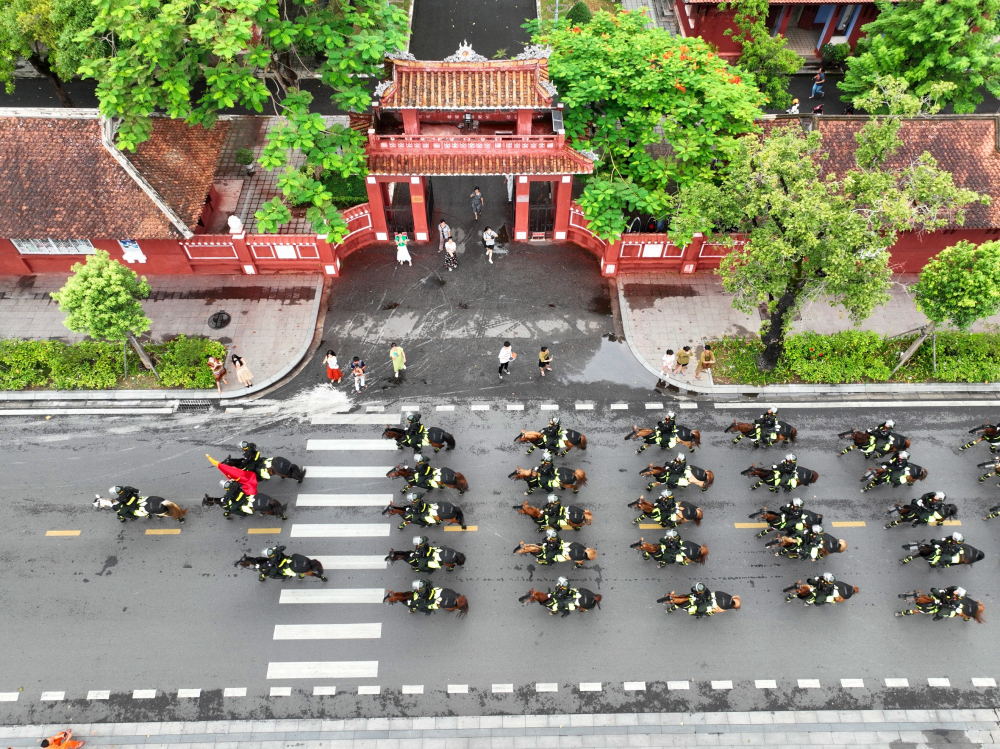 Đoàn kỵ binh diễu hành rất đẹp đi qua các tuyến đường Lê Lợi, Trần Hưng Đạo TP. Huế. Đây cũng là lần đầu tiên Đoàn kỵ binh xuất hiện tại Huế 
