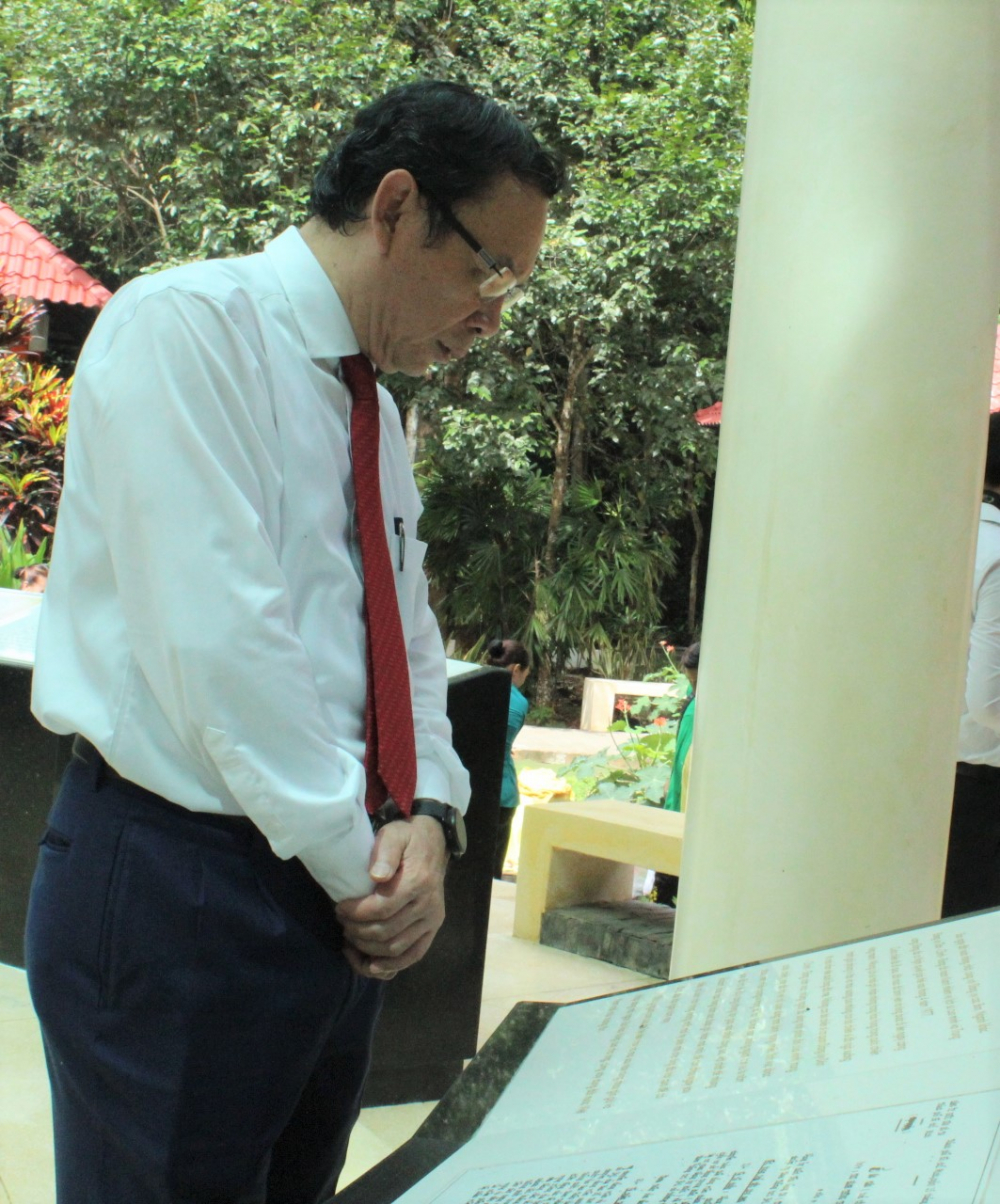 Bí thư Thành ủy TPHCM Nguyễn Văn Nên xem các thông tin về khu di tích.