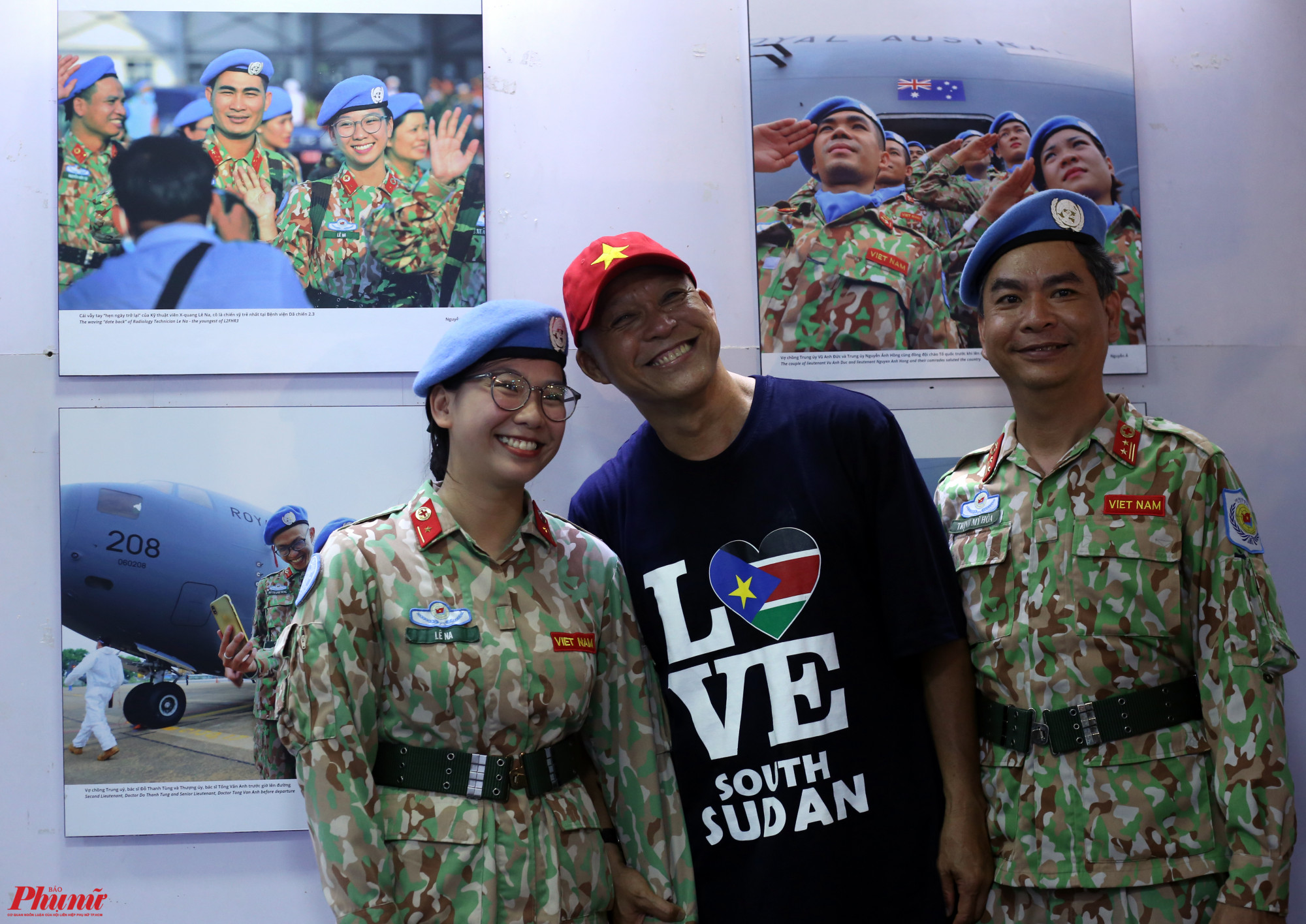 Nhiếp ảnh gia Nguyễn Á bên cạnh Trung tá Trịnh Mỹ Hòa - Giám đốc Bệnh viện Dã chiến số 2.3