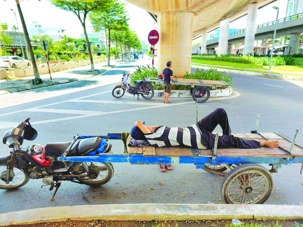 Do thiếu công viên nên người dân ở TP.Đà Nẵng phải tìm đến các gầm cầu để tránh nắng, nghỉ mệt ẢNH: LÊ ĐÌNH DŨNG