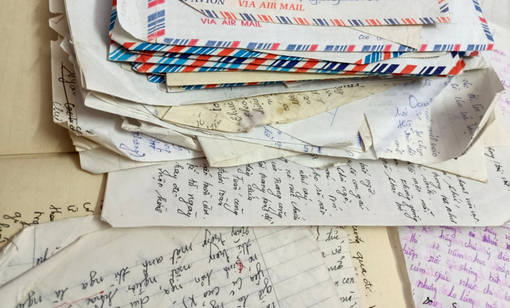 Những lá thư chan chứa tình cảm vẫn được mẹ tôi cất giữ sau 40 năm