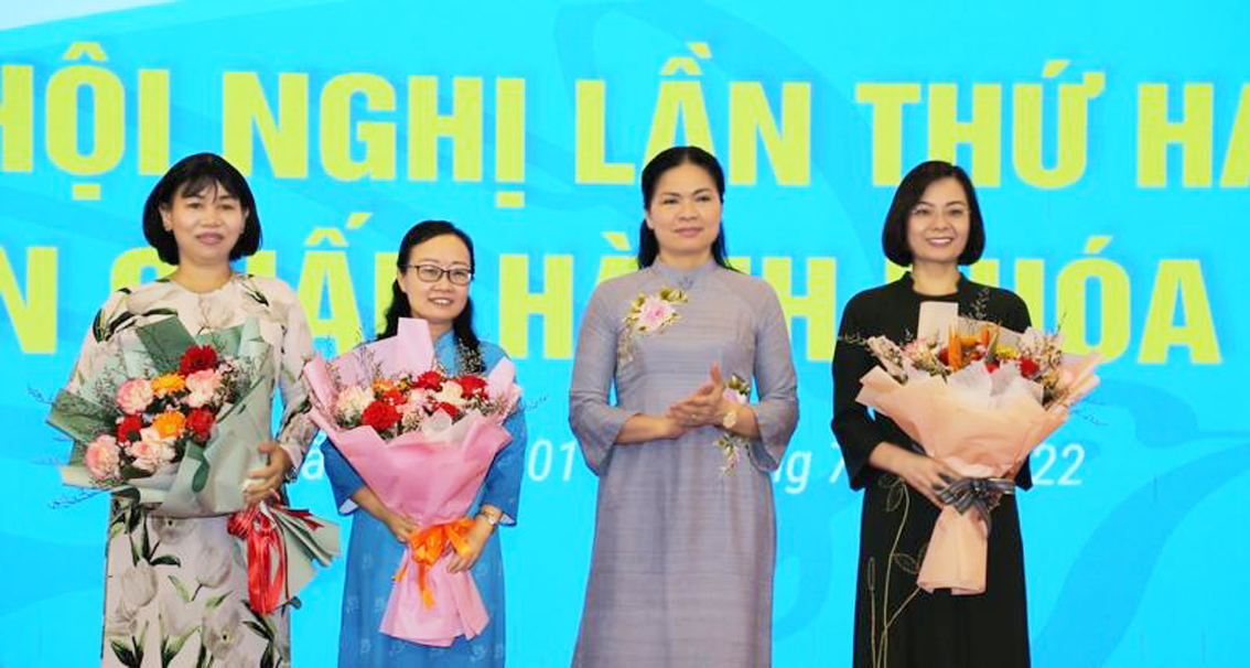 Bà Trần Thị Phương Hoa (bìa trái) - Phó Chủ tịch Hội LHPN TP.HCM - nhận hoa chúc mừng của  Chủ tịch Hội LHPN Việt Nam khi trúng cử vào  Ban Chấp hành Trung ương Hội 