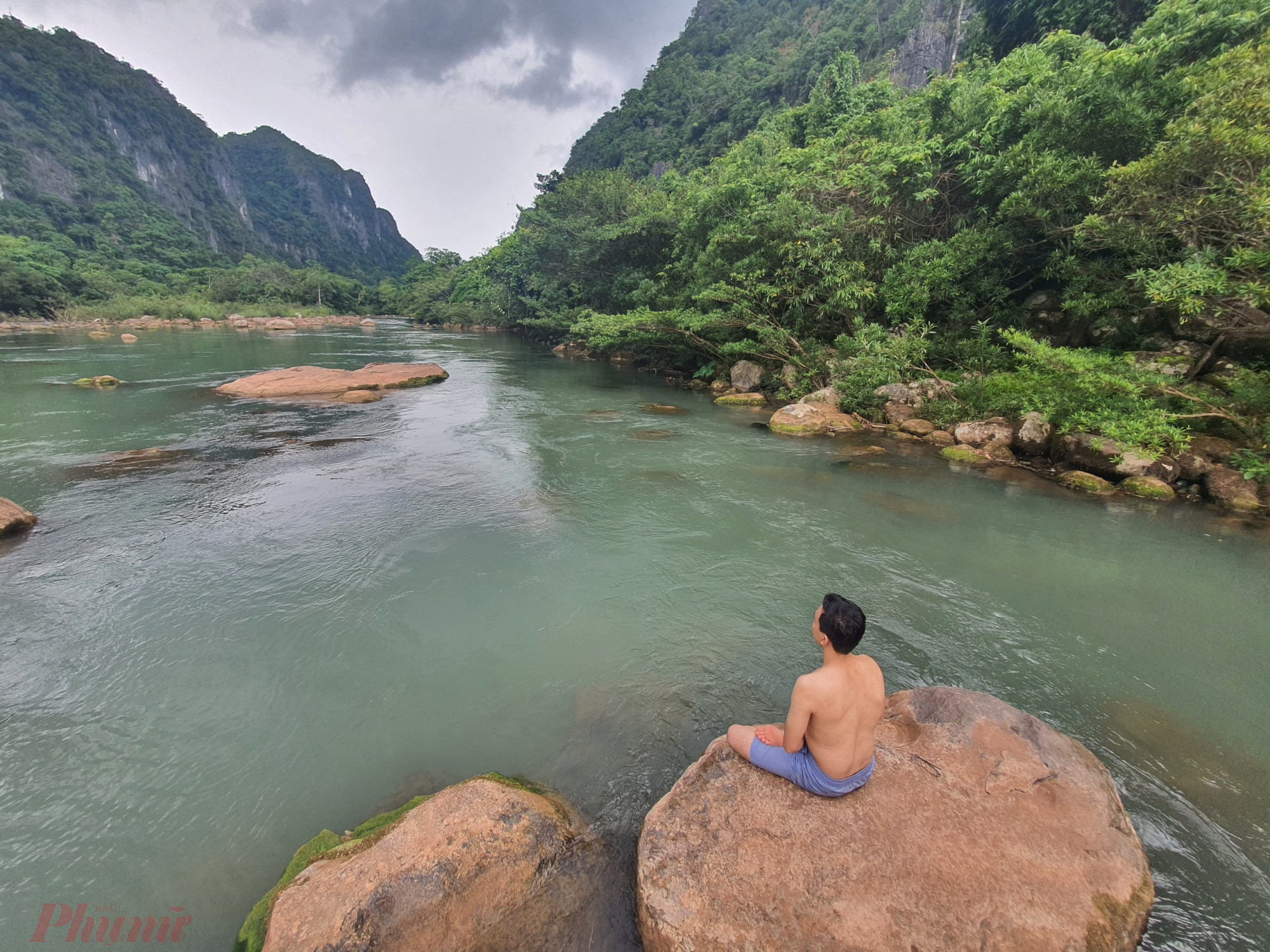 Anh Lê Phi, một du khách đến từ Đà Nẵng chia sẻ: Tôi từng đi du lịch nhiều nơi, khám phá nhiều cảnh đẹp. Tuy nhiên, suối Nước Moọc vẫn là một điểm du lịch khám phá về với thiên nhiên phù hợp cho gia đình.
