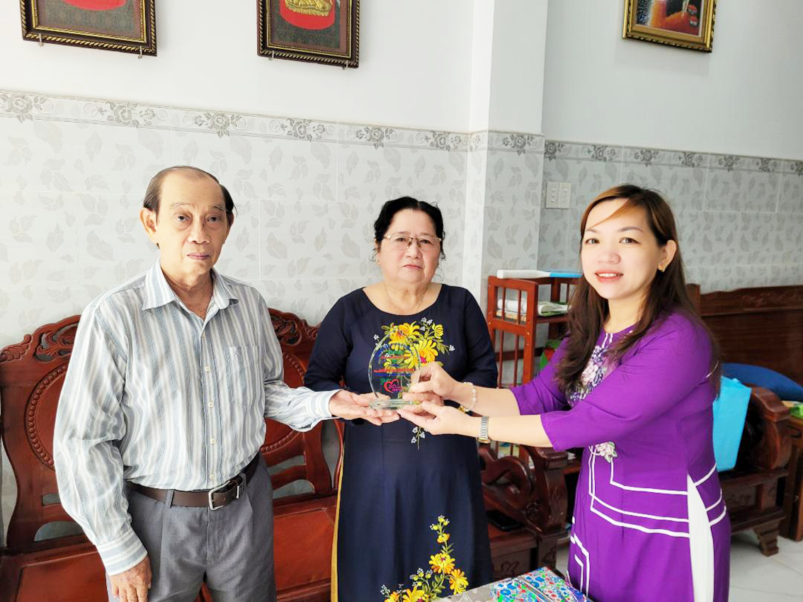 Hội LHPN P.6, Q.8 trao kỷ niệm chương gia đình  hạnh phúc 50 năm cho chú Nguyễn Văn Tổng và  cô Nguyễn Thị Tài