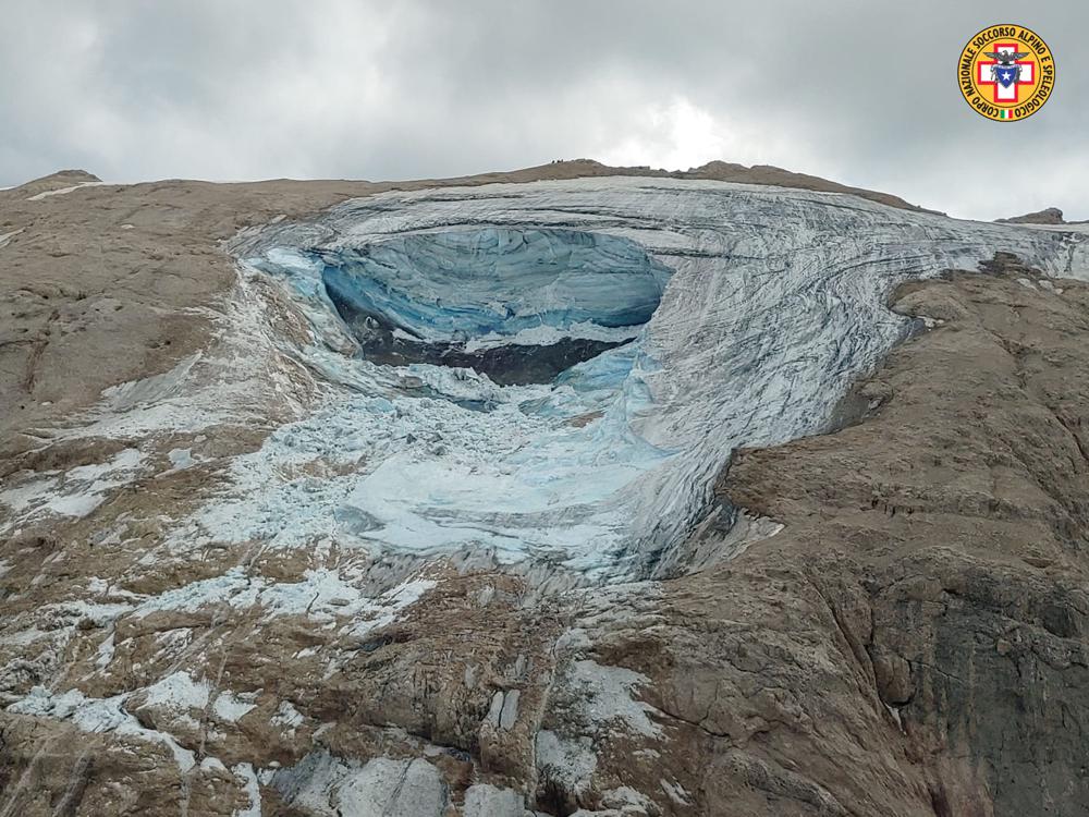 Một đoạn của sông băng Alpine bị vỡ và đổ ầm ầm xuống một ngọn núi ở Ý