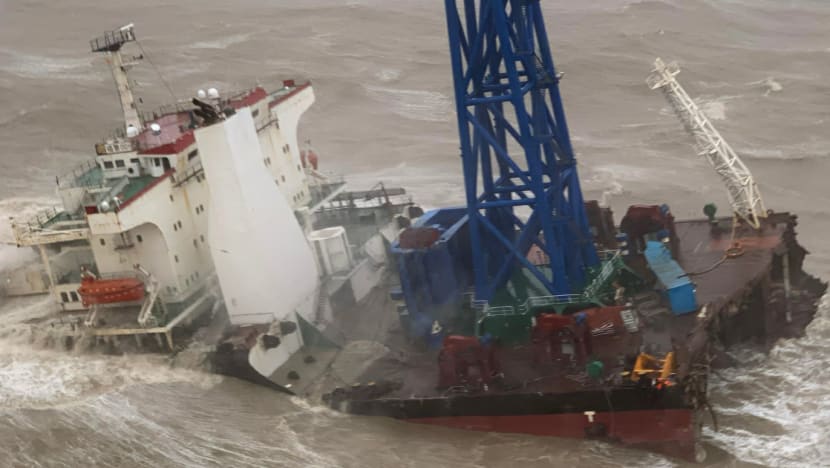Hình ảnh con tàu bị vỡ đôi ngoài khơi Hong Kong khiến hơn 20 người mất tích