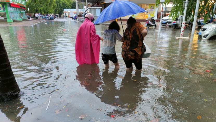 Thành phố Tam Á ở tỉnh Hải Nam ngập lụt do lượng mưa do bão Chaba đem đến