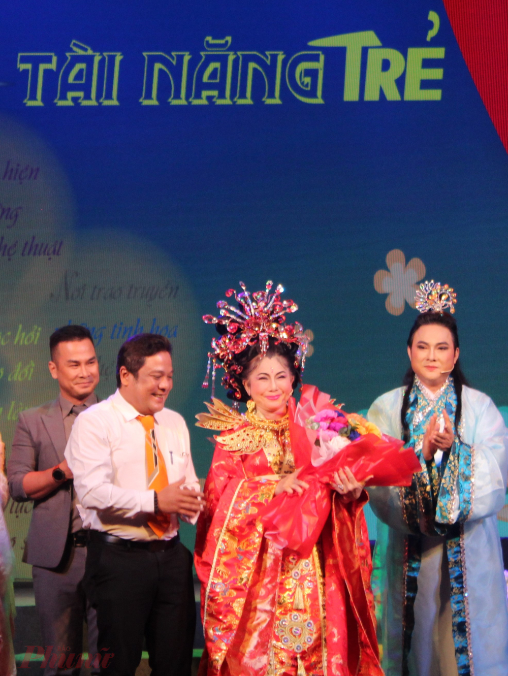 Giám đốc Nhà hát Cải lương Trần Hữu Trang Phan Quốc Kiệt tặng hoa cho NSƯT Vân Hà là ngôi sao khách mời tham gia hỗ trợ các nghệ sĩ trẻ trong vở diễn.