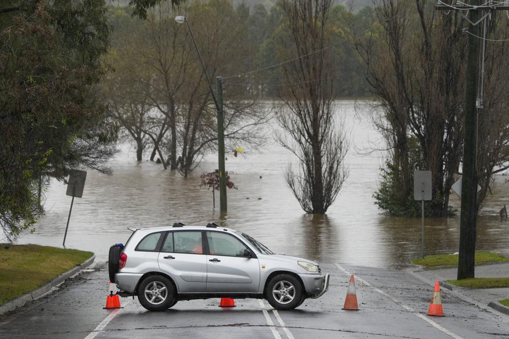 Một chiếc ô tô chặn lối vào con phố ngập lụt ở Camden, ngoại ô Sydney