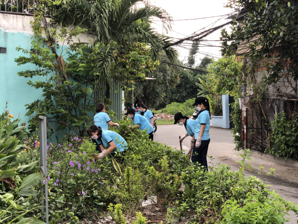 Cán bộ, hội viên phụ nữ quận 12 cùng dọn rác trên các tuyến đường, tuyến hẻm. 