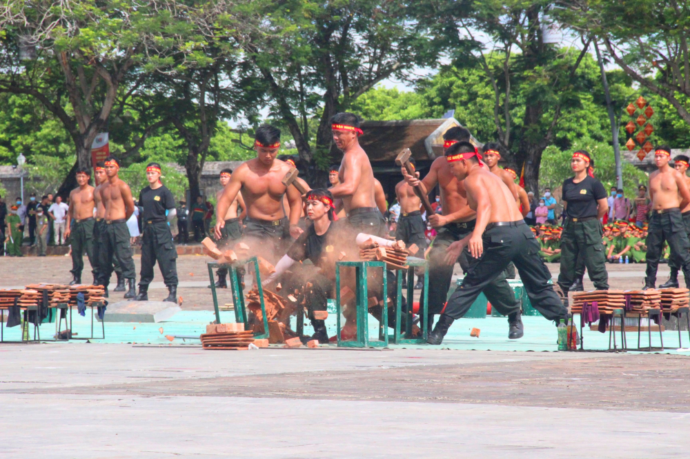 Hội thi Điều lệnh, bắn súng, võ thuật Công an Nhân dân khu vực phía Nam diễn ra tại Quảng trường Ngọ Môn Huế thật là nơi để các chiến sĩ phô diễn những công phu trong quá trình tập luyện để phục nhân dân,