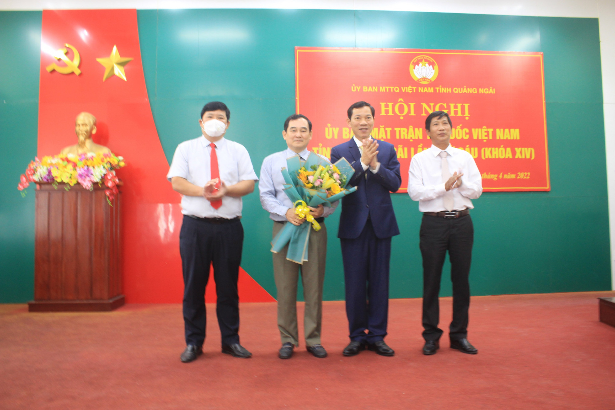 Ông Nguyễn Xuân Mến - người cầm hoa, nguyên giám đốc sở Y tế Quảng Ngãi bị xem xét kỷ luật