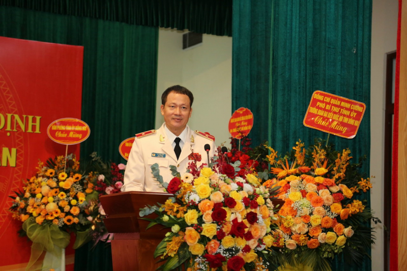 Thiếu tướng Vũ Hồng Văn phát biểu nhận nhiệm vụ.