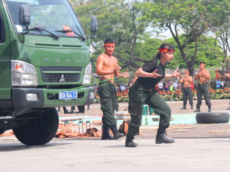 Nữ Cảnh sát đặc nhiệm dùng dây thừng kéo chiếc ô tô tải chở theo nhiều người có trọng lượng hơn 4 tấn.