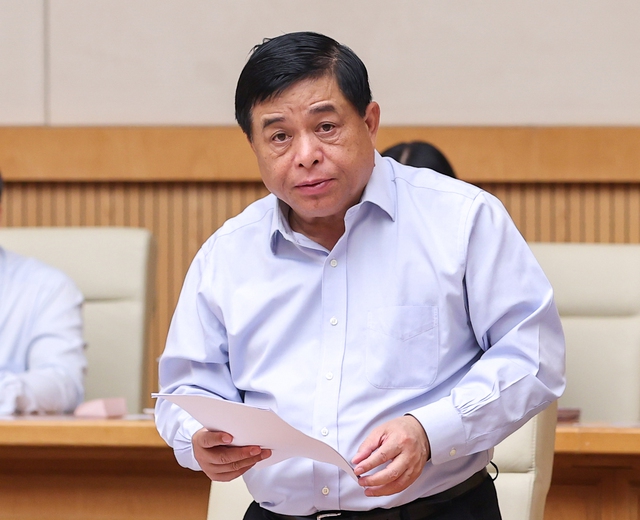 Bộ trưởng Nguyễn Chí Dũng báo cáo về tình hình kinh tế - xã hội tại phiên họp