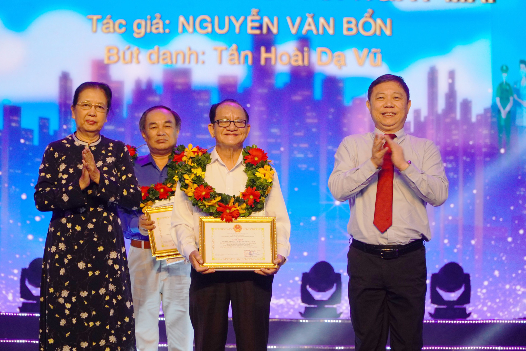 Tác giả Nguyễn Văn Bổn nhận giải C 