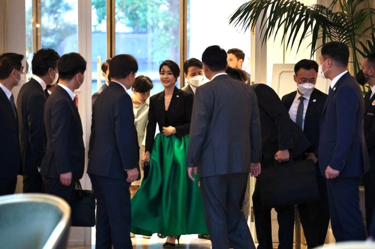 Đệ nhất phu nhân Kim Keon-hee (giữa) trong bộ váy màu xanh lá cây, bước vào khách sạn Mandarin Oriental Ritz ở Madrid để tham dự một cuộc họp với người dân Hàn Quốc ở Tây Ban Nha, ngày 29/6